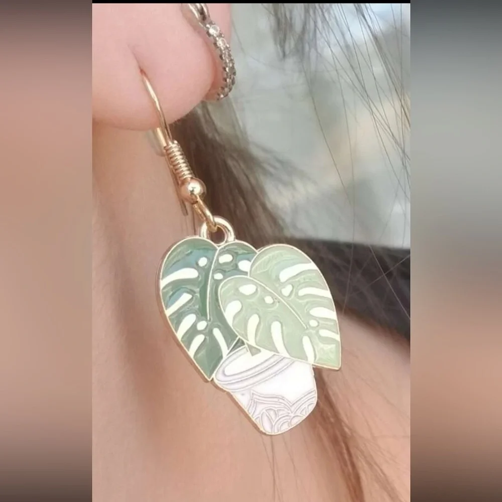πΏ Plant Lady Beautiful Monstera Leaf Dangle Earrings Green & GoldπΏ - Picture 9 of 10